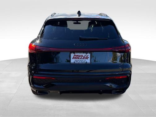Mythos Black Metallic 2026 Audi Q5 PLUS