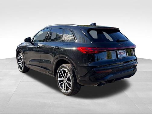 Mythos Black Metallic 2026 Audi Q5 PLUS