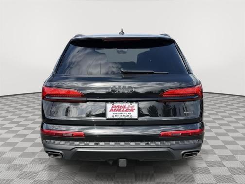 Mythos Black Metallic 2026 Audi Q7 PLUS