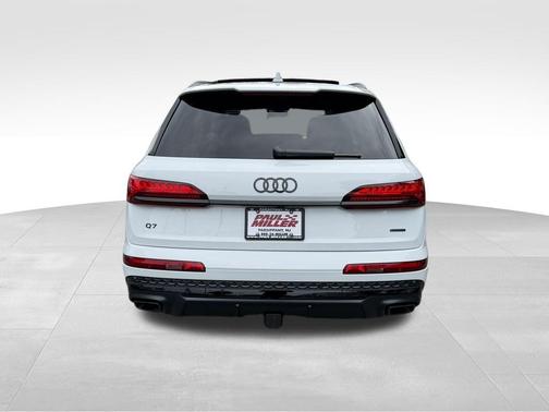 Glacier White Metallic 2026 Audi Q7 55