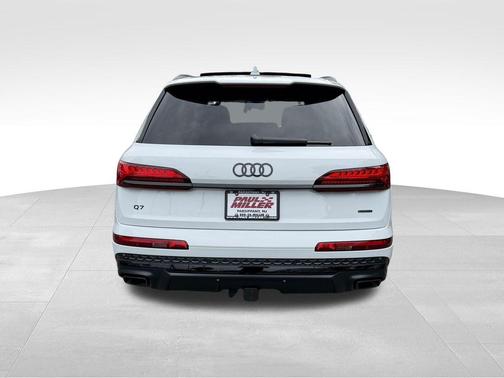 Glacier White Metallic 2026 Audi Q7 55
