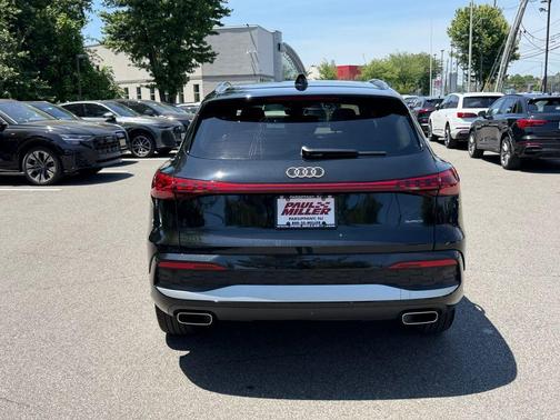 Mythos Black Metallic 2025 Audi Q5 2.0T quattro Premium