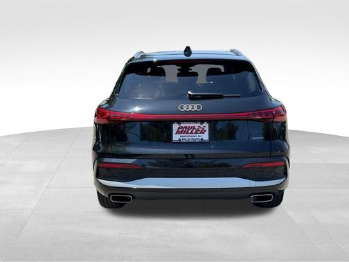 Mythos Black Metallic 2025 Audi Q5 2.0T quattro Premium