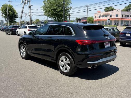 Mythos Black Metallic 2025 Audi Q5 2.0T quattro Premium