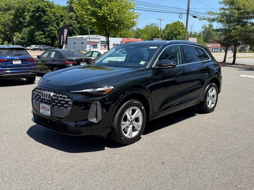 Mythos Black Metallic 2025 Audi Q5 2.0T quattro Premium