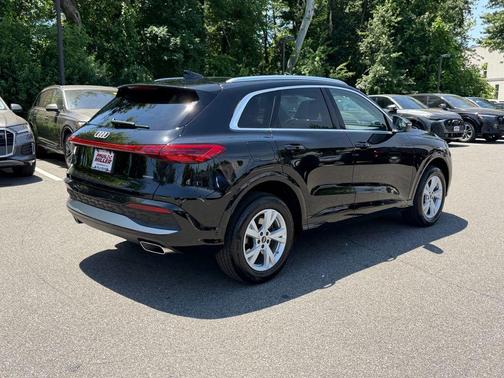 Mythos Black Metallic 2025 Audi Q5 2.0T quattro Premium