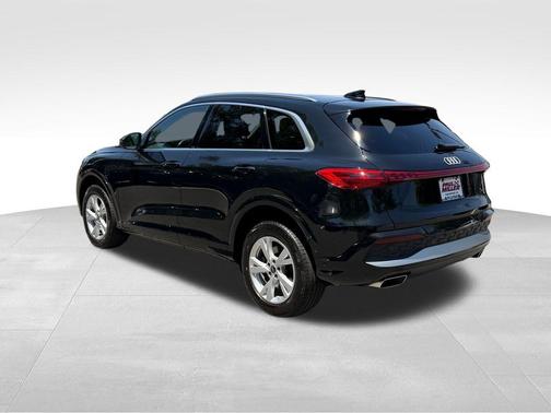 Mythos Black Metallic 2025 Audi Q5 2.0T quattro Premium