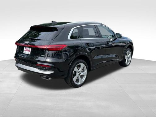 Mythos Black Metallic 2026 Audi Q5 PLUS