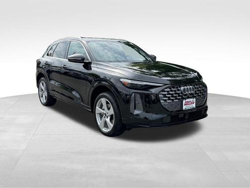 Mythos Black Metallic 2026 Audi Q5 PLUS