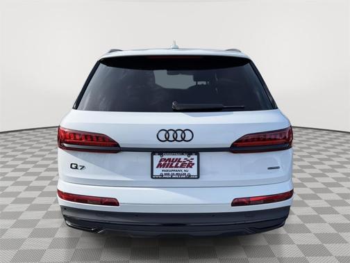 2023 Audi Q7 45 Premium Plus