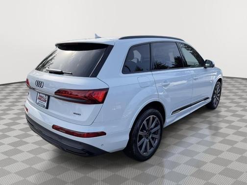 2023 Audi Q7 45 Premium Plus