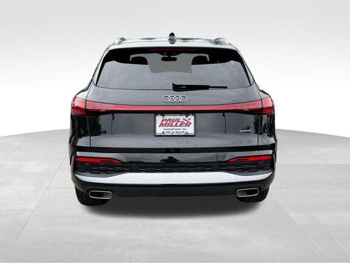 Mythos Black Metallic 2026 Audi Q5 PLUS