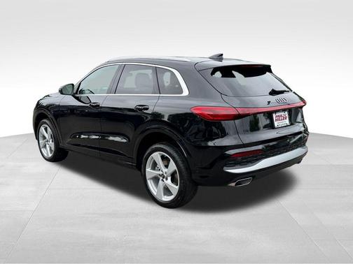 Mythos Black Metallic 2026 Audi Q5 PLUS