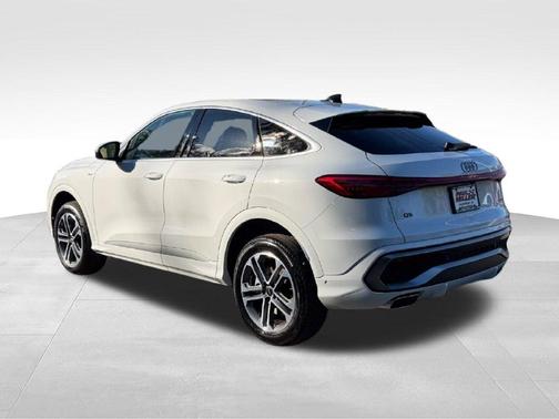 Glacier White Metallic 2026 Audi Q5 2.0T quattro Premium