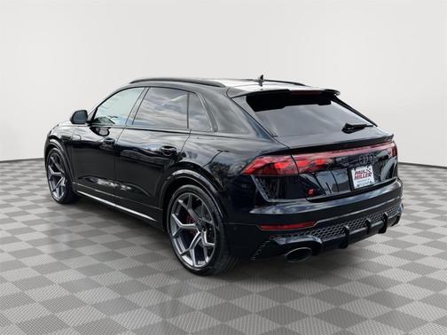 Mythos Black Metallic 2026 Audi RS Q8 performance