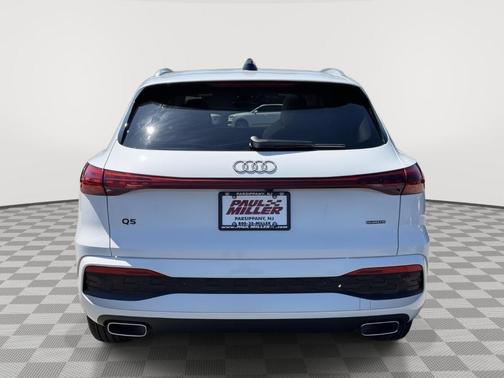 Glacier White Metallic 2026 Audi Q5 PLUS