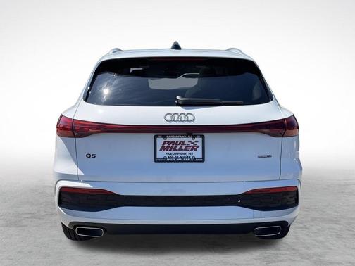 Glacier White Metallic 2026 Audi Q5 PLUS