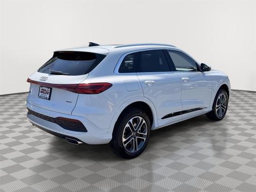 Glacier White Metallic 2026 Audi Q5 PLUS