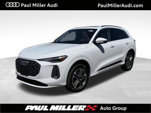 Glacier White Metallic 2026 Audi Q5 PLUS