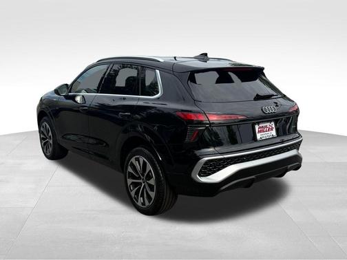Mythos Black Metallic 2026 Audi Q3 S line