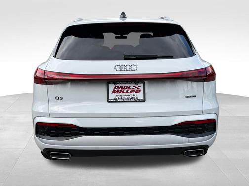Glacier White Metallic 2026 Audi Q5 PLUS