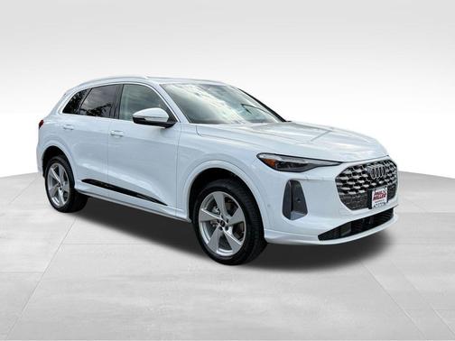 Glacier White Metallic 2026 Audi Q5 PLUS
