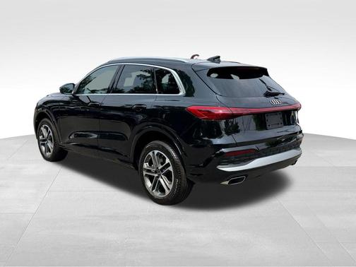 Mythos Black Metallic 2026 Audi Q5