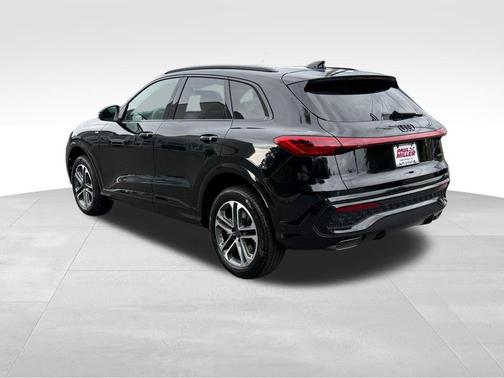 Mythos Black Metallic 2026 Audi Q5