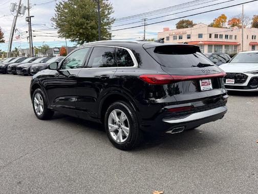 Mythos Black Metallic 2026 Audi Q5