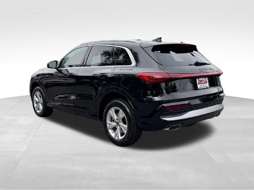 Mythos Black Metallic 2026 Audi Q5