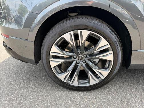 Daytona Gray Pearl 2026 Audi Q8 55 Premium