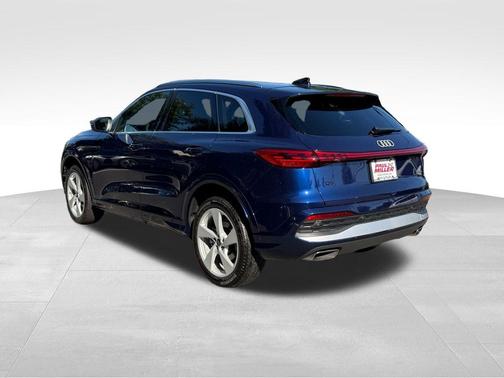 Navarra Blue Metallic 2025 Audi Q5 2.0T quattro Premium
