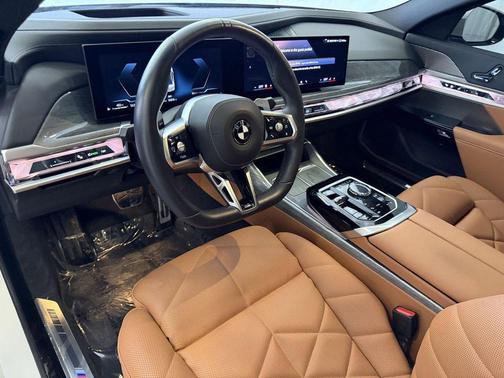 Mineral White Metallic 2025 BMW 740 i xDrive