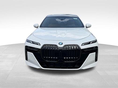 Mineral White Metallic 2025 BMW 740 i xDrive