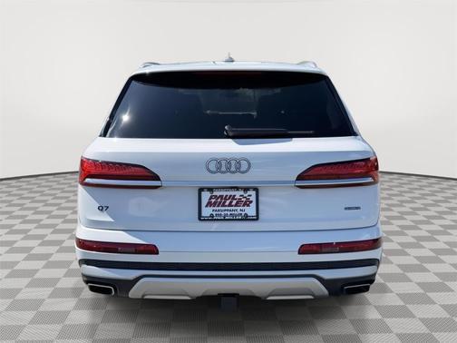 Glacier White Metallic 2026 Audi Q7 PLUS