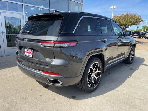 2022 Jeep Grand Cherokee Summit