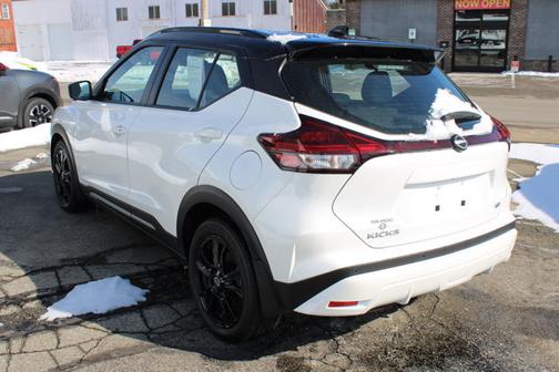 2023 Nissan Kicks SR