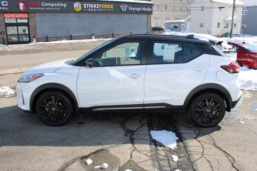 2023 Nissan Kicks SR