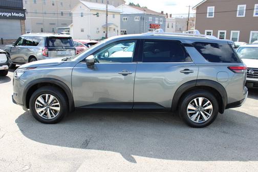 2022 Nissan Pathfinder SL