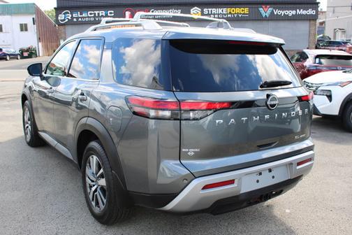 2022 Nissan Pathfinder SL