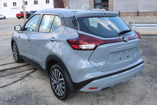 Boulder Gray Pearl 2023 Nissan Kicks SV