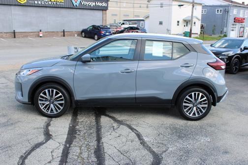 Boulder Gray Pearl 2023 Nissan Kicks SV