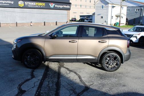 Canyon Bronze M 2025 Nissan Kicks SR