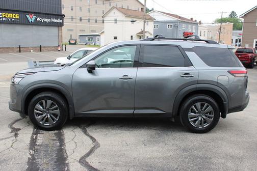 2022 Nissan Pathfinder SV