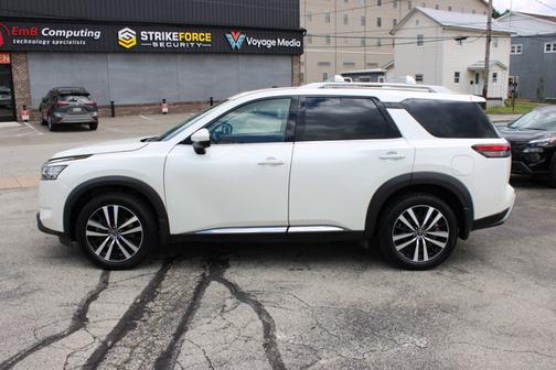 White 2023 Nissan Pathfinder Platinum