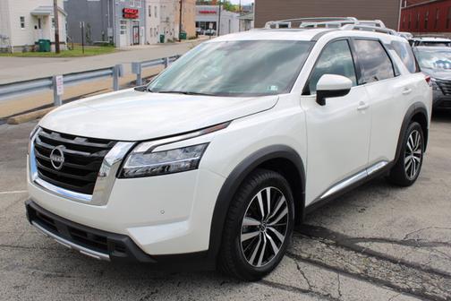 White 2023 Nissan Pathfinder Platinum