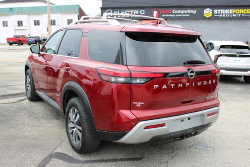 2023 Nissan Pathfinder SL