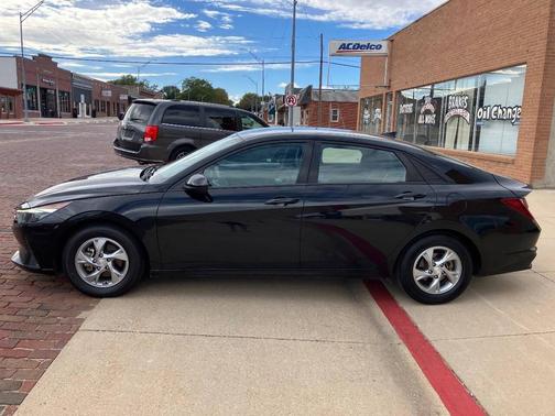 Black 2021 Hyundai ELANTRA SE
