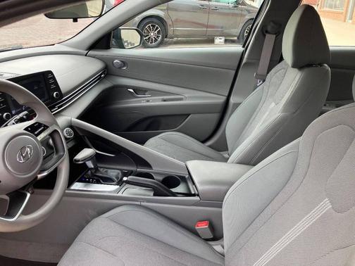 Black 2021 Hyundai ELANTRA SE