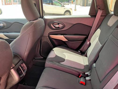 White 2018 Jeep Cherokee Latitude